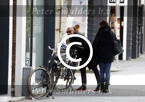 Amsterdam 18 april 2016 
Susan Visser met een kennis uit USA op de fiets en aan het shoppen in Amsterdam zuid.