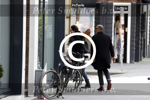 Amsterdam 18 april 2016 
Susan Visser met een kennis uit USA op de fiets en aan het shoppen in Amsterdam zuid.