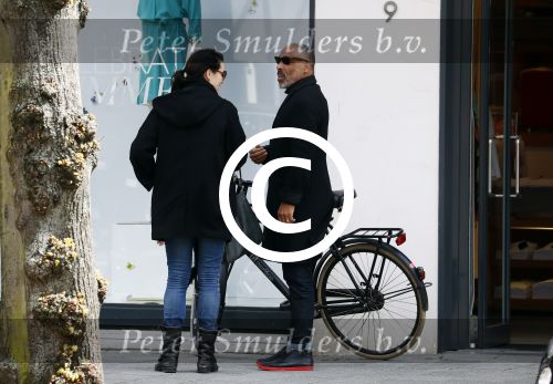 Amsterdam 18 april 2016 
Susan Visser met een kennis uit USA op de fiets en aan het shoppen in Amsterdam zuid.
