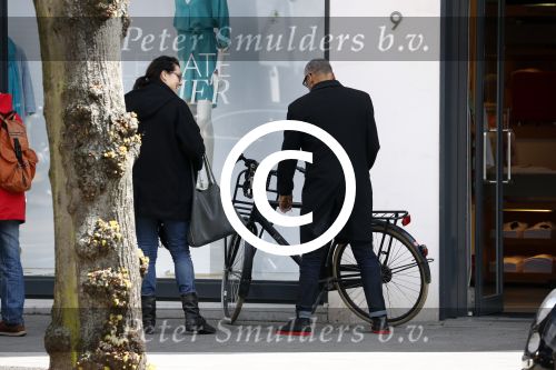 Amsterdam 18 april 2016 
Susan Visser met een kennis uit USA op de fiets en aan het shoppen in Amsterdam zuid.