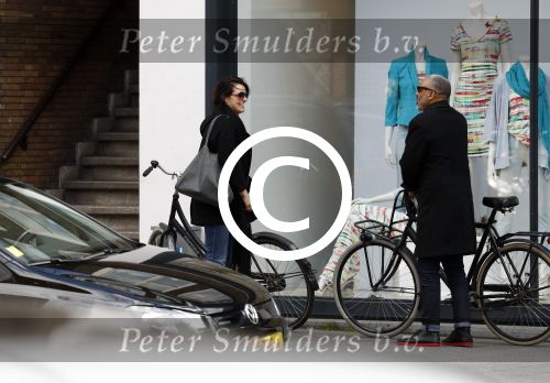 Amsterdam 18 april 2016 
Susan Visser met een kennis uit USA op de fiets en aan het shoppen in Amsterdam zuid.