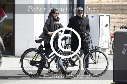 Amsterdam 18 april 2016 
Susan Visser met een kennis uit USA op de fiets en aan het shoppen in Amsterdam zuid.