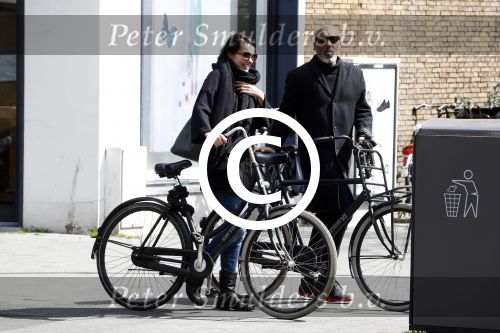 Amsterdam 18 april 2016 
Susan Visser met een kennis uit USA op de fiets en aan het shoppen in Amsterdam zuid.