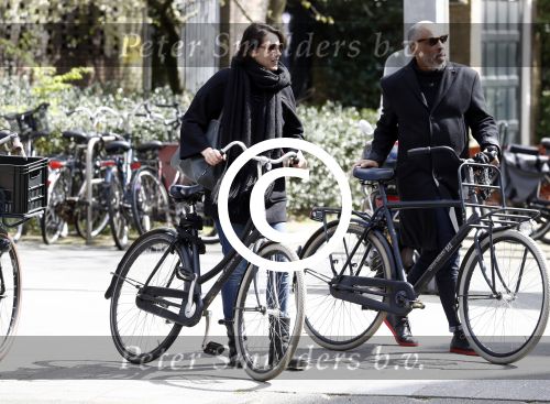 Amsterdam 18 april 2016 
Susan Visser met een kennis uit USA op de fiets en aan het shoppen in Amsterdam zuid.