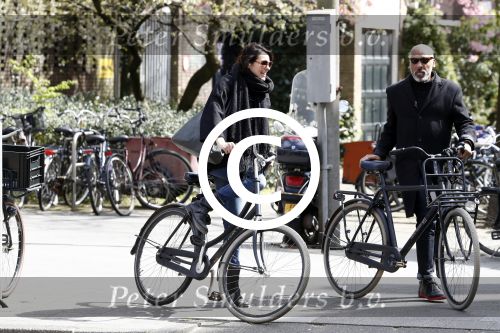 Amsterdam 18 april 2016 
Susan Visser met een kennis uit USA op de fiets en aan het shoppen in Amsterdam zuid.