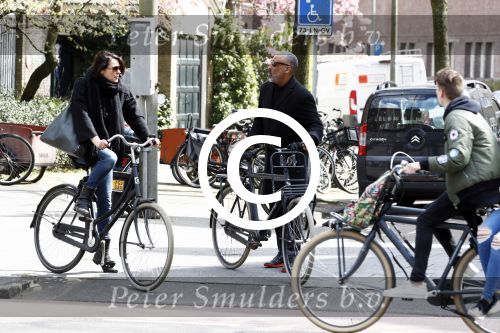 Amsterdam 18 april 2016 
Susan Visser met een kennis uit USA op de fiets en aan het shoppen in Amsterdam zuid.