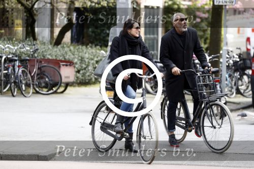 Amsterdam 18 april 2016 
Susan Visser met een kennis uit USA op de fiets en aan het shoppen in Amsterdam zuid.