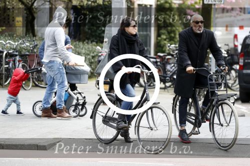 Amsterdam 18 april 2016 
Susan Visser met een kennis uit USA op de fiets en aan het shoppen in Amsterdam zuid.