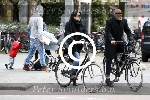 Amsterdam 18 april 2016 
Susan Visser met een kennis uit USA op de fiets en aan het shoppen in Amsterdam zuid.