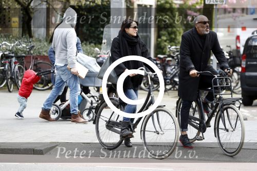 Amsterdam 18 april 2016 
Susan Visser met een kennis uit USA op de fiets en aan het shoppen in Amsterdam zuid.