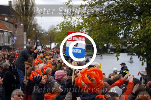 Zwolle 27 april 2016
Koningsdag in Zwolle met Koning Willem Alexander Koningin Maxima Prinses Amalia Ariane Alexia Prins Constantijn Prinses Laurentien Prins Maurits Prinses Marilene Prins Bernhard Prinses Annette Prins Pieter Christiaan Prinses Anita Prins Floris en Prinses Aimee. demonstratie tegen monarchie