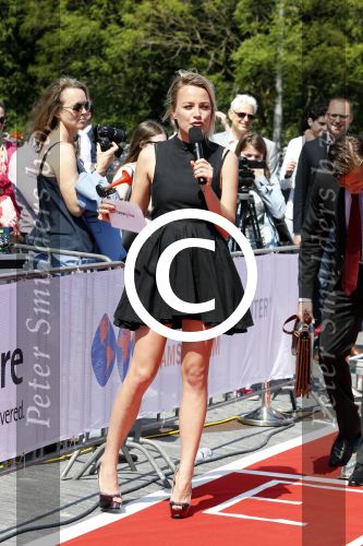 Amsterdam 12 mei 2016 
Tess Milne presenteert de business Run op de zuidas. De promotie dames zijn van Stella agency.