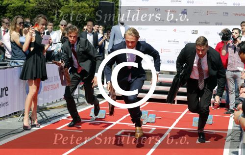 Amsterdam 12 mei 2016 
Tess Milne presenteert de business Run op de zuidas. De promotie dames zijn van Stella agency.