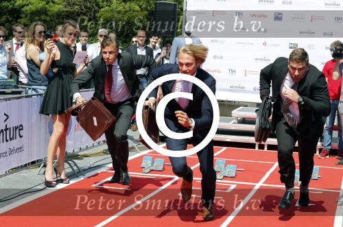 Amsterdam 12 mei 2016 
Tess Milne presenteert de business Run op de zuidas. De promotie dames zijn van Stella agency.