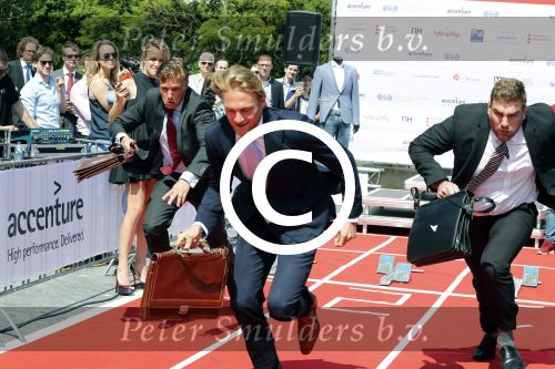 Amsterdam 12 mei 2016 
Tess Milne presenteert de business Run op de zuidas. De promotie dames zijn van Stella agency.