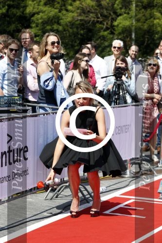Amsterdam 12 mei 2016 
Tess Milne presenteert de business Run op de zuidas. De promotie dames zijn van Stella agency.