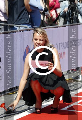 Amsterdam 12 mei 2016 
Tess Milne presenteert de business Run op de zuidas. De promotie dames zijn van Stella agency.