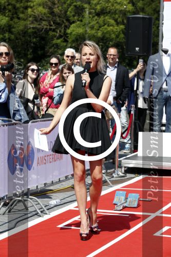 Amsterdam 12 mei 2016 
Tess Milne presenteert de business Run op de zuidas. De promotie dames zijn van Stella agency.