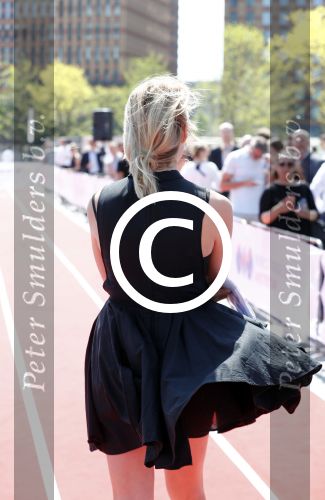 Amsterdam 12 mei 2016 
Tess Milne presenteert de business Run op de zuidas. De promotie dames zijn van Stella agency.