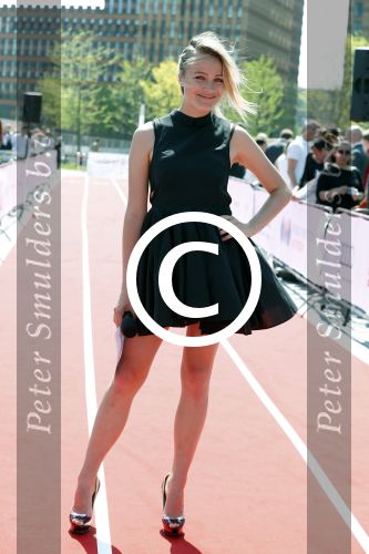 Amsterdam 12 mei 2016 
Tess Milne presenteert de business Run op de zuidas. De promotie dames zijn van Stella agency.