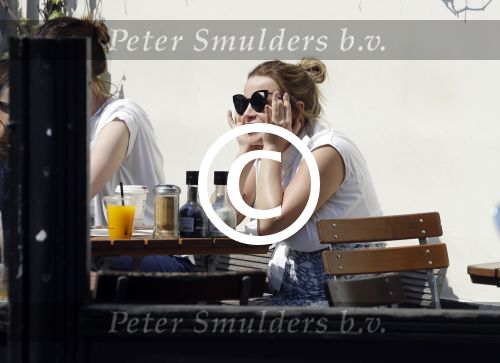 Amsterdam 12 mei 2016
Een zwangere Victoria Koblenko op terras met een vriendin.