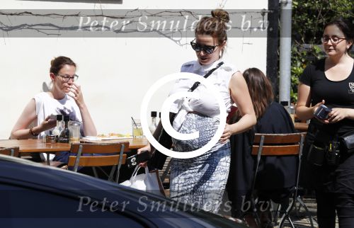 Amsterdam 12 mei 2016
Een zwangere Victoria Koblenko op terras met een vriendin.