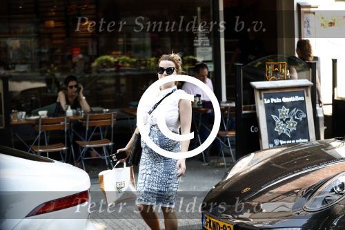 Amsterdam 12 mei 2016
Een zwangere Victoria Koblenko op terras met een vriendin.