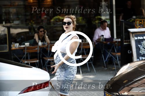 Amsterdam 12 mei 2016
Een zwangere Victoria Koblenko op terras met een vriendin.