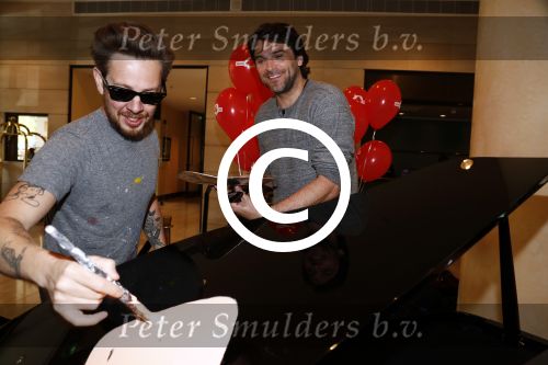 Amsterdam 17 mei 2016
Selwyn Senatori beschildert een piano waarop Xander de Buisonje speelt .
De opbrengst is voor dance4life.
Event was in het Hilton hotel.