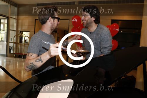 Amsterdam 17 mei 2016
Selwyn Senatori beschildert een piano waarop Xander de Buisonje speelt .
De opbrengst is voor dance4life.
Event was in het Hilton hotel.