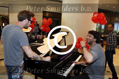 Amsterdam 17 mei 2016
Selwyn Senatori beschildert een piano waarop Xander de Buisonje speelt .
De opbrengst is voor dance4life.
Event was in het Hilton hotel.
