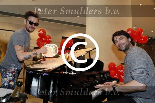 Amsterdam 17 mei 2016
Selwyn Senatori beschildert een piano waarop Xander de Buisonje speelt .
De opbrengst is voor dance4life.
Event was in het Hilton hotel.