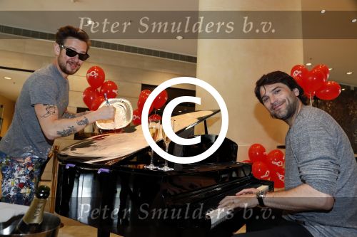 Amsterdam 17 mei 2016
Selwyn Senatori beschildert een piano waarop Xander de Buisonje speelt .
De opbrengst is voor dance4life.
Event was in het Hilton hotel.