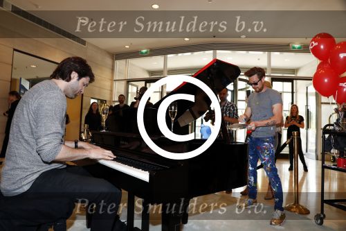 Amsterdam 17 mei 2016
Selwyn Senatori beschildert een piano waarop Xander de Buisonje speelt .
De opbrengst is voor dance4life.
Event was in het Hilton hotel.