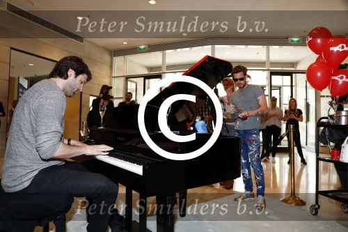 Amsterdam 17 mei 2016
Selwyn Senatori beschildert een piano waarop Xander de Buisonje speelt .
De opbrengst is voor dance4life.
Event was in het Hilton hotel.