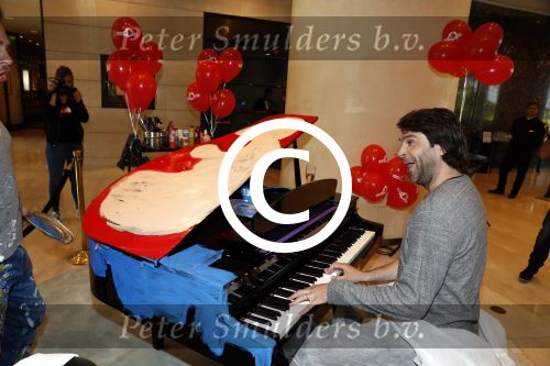 Amsterdam 17 mei 2016
Selwyn Senatori beschildert een piano waarop Xander de Buisonje speelt .
De opbrengst is voor dance4life.
Event was in het Hilton hotel.