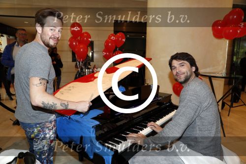 Amsterdam 17 mei 2016
Selwyn Senatori beschildert een piano waarop Xander de Buisonje speelt .
De opbrengst is voor dance4life.
Event was in het Hilton hotel.
