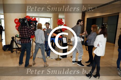 Amsterdam 17 mei 2016
Selwyn Senatori beschildert een piano waarop Xander de Buisonje speelt .
De opbrengst is voor dance4life.
Event was in het Hilton hotel.