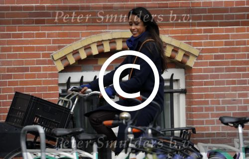Amsterdam 29 april 2017  
Airen Mylene op de fiets in  Amsterdam zuid