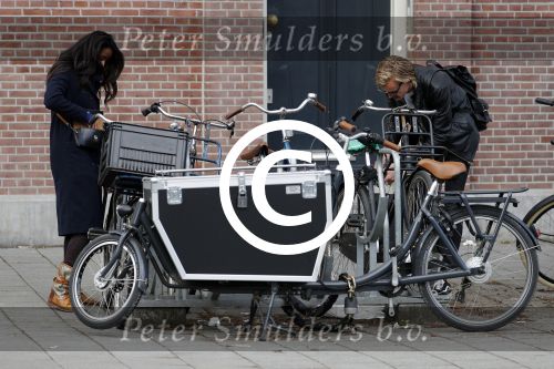 Amsterdam 29 april 2017  
Airen Mylene op de fiets in  Amsterdam zuid. met een kennis