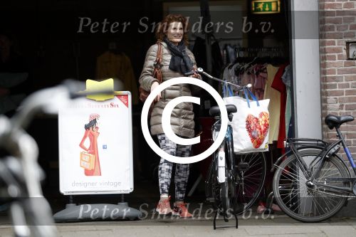 Amsterdam 4 april 2017 
Anouk v Nes na haar operatie op de fiets in Amsterdam zuid
