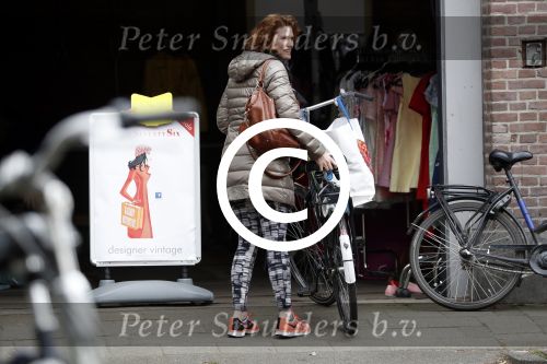 Amsterdam 4 april 2017 
Anouk v Nes na haar operatie op de fiets in Amsterdam zuid