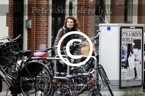 Amsterdam 4 april 2017 
Anouk v Nes na haar operatie op de fiets in Amsterdam zuid