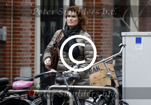 Amsterdam 4 april 2017 
Anouk v Nes na haar operatie op de fiets in Amsterdam zuid