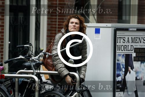 Amsterdam 4 april 2017 
Anouk v Nes na haar operatie op de fiets in Amsterdam zuid