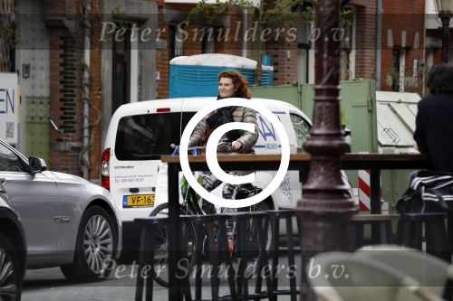 Amsterdam 4 april 2017 
Anouk v Nes na haar operatie op de fiets in Amsterdam zuid