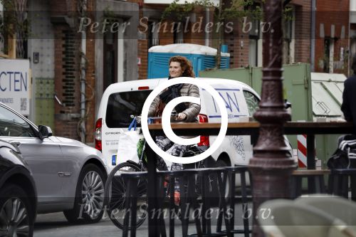 Amsterdam 4 april 2017 
Anouk v Nes na haar operatie op de fiets in Amsterdam zuid