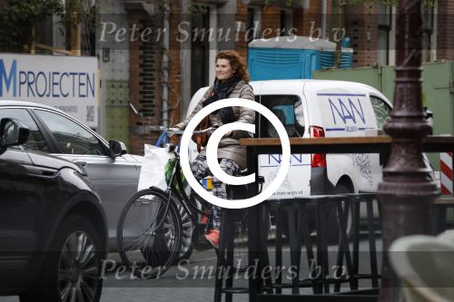 Amsterdam 4 april 2017 
Anouk v Nes na haar operatie op de fiets in Amsterdam zuid