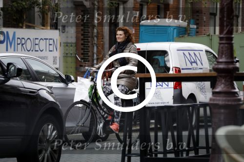 Amsterdam 4 april 2017 
Anouk v Nes na haar operatie op de fiets in Amsterdam zuid