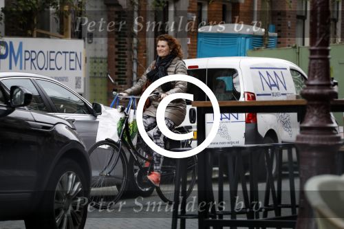 Amsterdam 4 april 2017 
Anouk v Nes na haar operatie op de fiets in Amsterdam zuid